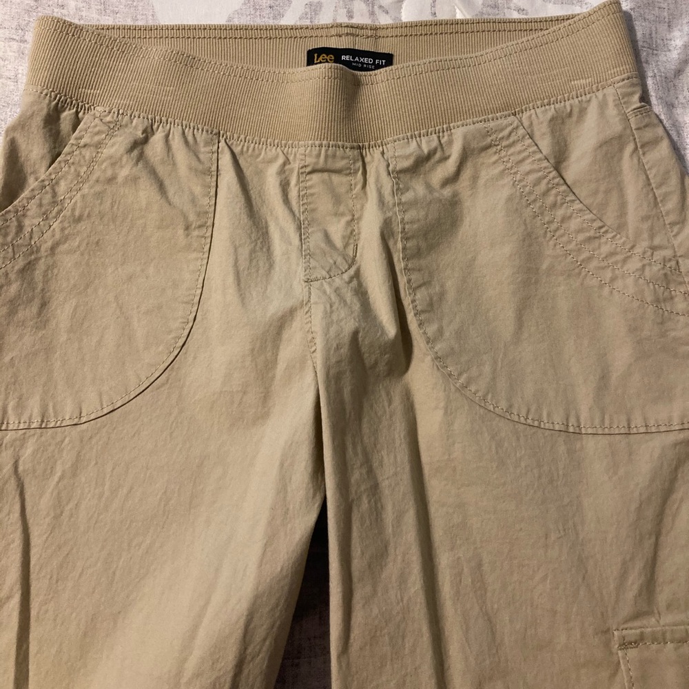 NWOT Lee Capri Khaki Color Pants Size 6